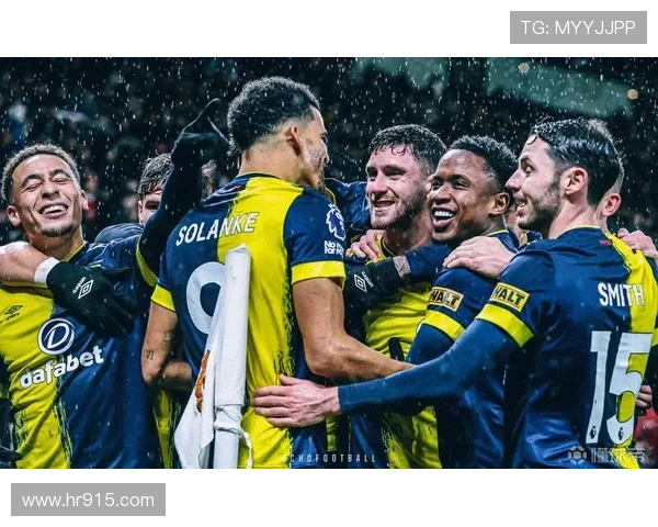 球迷伪装成黄老板混入老特拉福德 被工作人员及时识破送离场